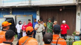Foto: Camat Tambora Holi Susanto memimpin apel kerja bakti pasca kebakaran di RW 07 Kelurahan Angke, Kecamatan Tambora, Jakarta Barat, pada Selasa (21/10/2025).