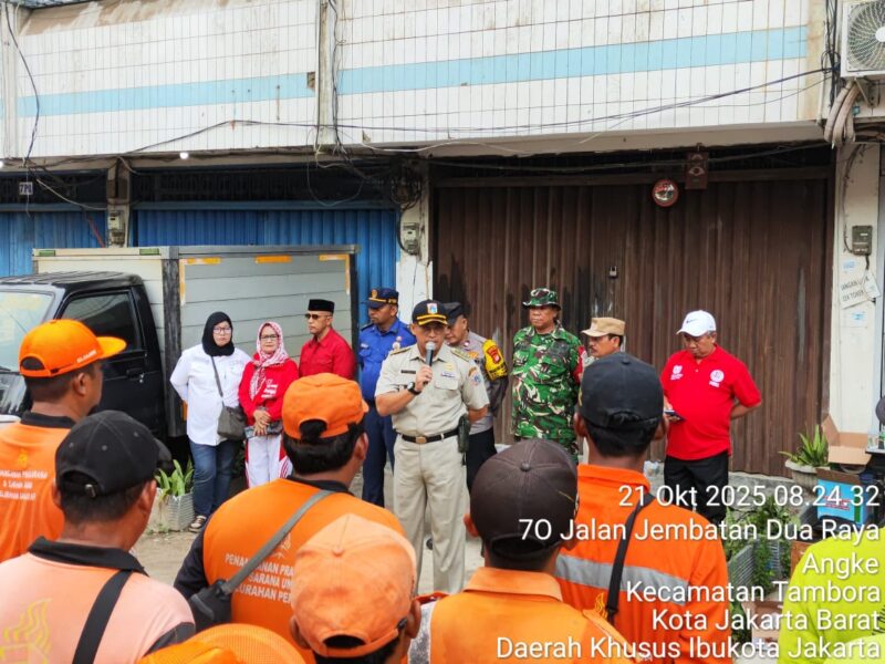 Foto: Camat Tambora Holi Susanto memimpin apel kerja bakti pasca kebakaran di RW 07 Kelurahan Angke, Kecamatan Tambora, Jakarta Barat, pada Selasa (21/10/2025).