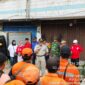 Foto: Camat Tambora Holi Susanto memimpin apel kerja bakti pasca kebakaran di RW 07 Kelurahan Angke, Kecamatan Tambora, Jakarta Barat, pada Selasa (21/10/2025).