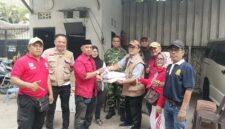 Foto: Sebagai bentuk kepedulian, Forum Kewaspadaan Dini Masyarakat (FKDM) Kelurahan Angke, Lembaga Musyawarah Kelurahan (LMK), serta Babinsa Kelurahan Angke.