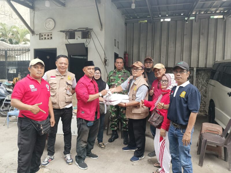 Foto: Sebagai bentuk kepedulian, Forum Kewaspadaan Dini Masyarakat (FKDM) Kelurahan Angke, Lembaga Musyawarah Kelurahan (LMK), serta Babinsa Kelurahan Angke.