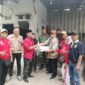 Foto: Sebagai bentuk kepedulian, Forum Kewaspadaan Dini Masyarakat (FKDM) Kelurahan Angke, Lembaga Musyawarah Kelurahan (LMK), serta Babinsa Kelurahan Angke.