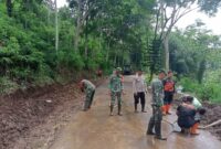 Foto: Babinsa Koramil 0808/13 Doko Bersama Warga Sigap Bersihkan Material Longsor di Desa Resapombo