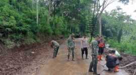 Foto: Babinsa Koramil 0808/13 Doko Bersama Warga Sigap Bersihkan Material Longsor di Desa Resapombo