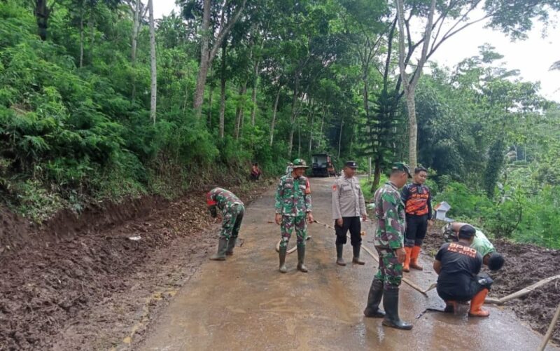Foto: Babinsa Koramil 0808/13 Doko Bersama Warga Sigap Bersihkan Material Longsor di Desa Resapombo