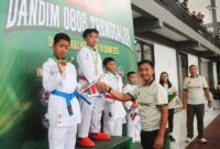 Foto: Semangat juang para karateka muda terlihat jelas saat penyerahan medali dalam Kejuaraan Karate Dandim 0806/Trenggalek di GOR Gajah Putih, Minggu (26/10/2025).