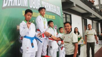 Foto: Semangat juang para karateka muda terlihat jelas saat penyerahan medali dalam Kejuaraan Karate Dandim 0806/Trenggalek di GOR Gajah Putih, Minggu (26/10/2025).