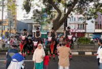Foto: Personel Detasemen Turangga Baharkam Polri melaksanakan patroli berkuda di kawasan Car Free Day (CFD) Jalan Margonda Raya, Kota Depok, Minggu (26/10/2025). 