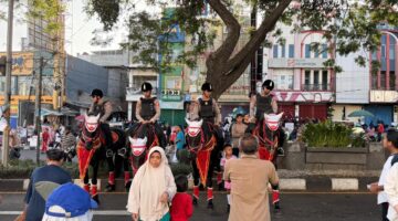Foto: Personel Detasemen Turangga Baharkam Polri melaksanakan patroli berkuda di kawasan Car Free Day (CFD) Jalan Margonda Raya, Kota Depok, Minggu (26/10/2025).