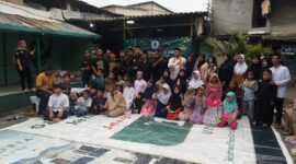 Foto: Forum Betawi Rempug (FBR) Gardu Ranjau Barat G.0361 menggelar kegiatan santunan untuk 60 anak yatim di Jalan Patra Raya, Kelurahan Duri Kepa, Kecamatan Kebon Jeruk, Minggu (26/10/2025).