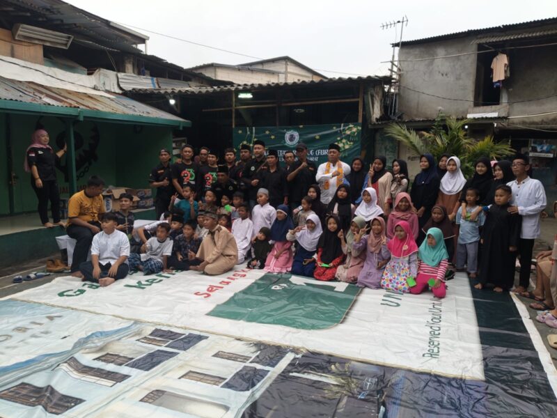 Foto: Forum Betawi Rempug (FBR) Gardu Ranjau Barat G.0361 menggelar kegiatan santunan untuk 60 anak yatim di Jalan Patra Raya, Kelurahan Duri Kepa, Kecamatan Kebon Jeruk, Minggu (26/10/2025).
