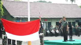 Foto: Pasibinpuanter Korem 081/DSJ Mayor Arm Timbul Moedjihartoyo yang bertindak sebagai inspektur upacara.