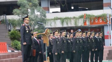 Foto: Kapolres Metro Jakarta Barat Kombes Pol Twedi Aditya Bennyahdi memimpin upacara peringatan Hari Sumpah Pemuda ke-97 di halaman Polres Metro Jakarta Barat, Selasa (28/10/2025).