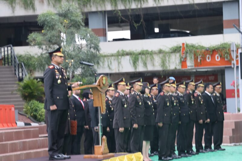 Foto: Kapolres Metro Jakarta Barat Kombes Pol Twedi Aditya Bennyahdi memimpin upacara peringatan Hari Sumpah Pemuda ke-97 di halaman Polres Metro Jakarta Barat, Selasa (28/10/2025).