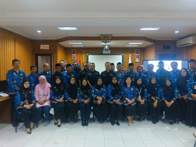 Foto: Persatuan Wartawan Indonesia (PWI) DKI Jakarta usai kegiatan diskusi bertema “Membangun Kepercayaan Publik di Dunia Pendidikan melalui Kemitraan Sekolah, Komite, dan Pers” di SMK Negeri 56 Pluit, Jakarta Utara, Selasa (28/10/2025).