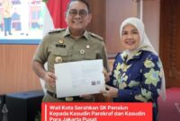 Foto: Wali Kota memberikan SK Pensiun kepada Kasudin Parekraf Jakpus Ibu Wiwik Satriani.