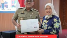 Foto: Wali Kota memberikan SK Pensiun kepada Kasudin Parekraf Jakpus Ibu Wiwik Satriani.