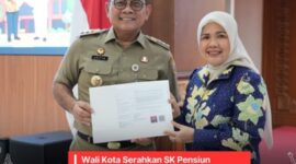 Foto: Wali Kota memberikan SK Pensiun kepada Kasudin Parekraf Jakpus Ibu Wiwik Satriani.