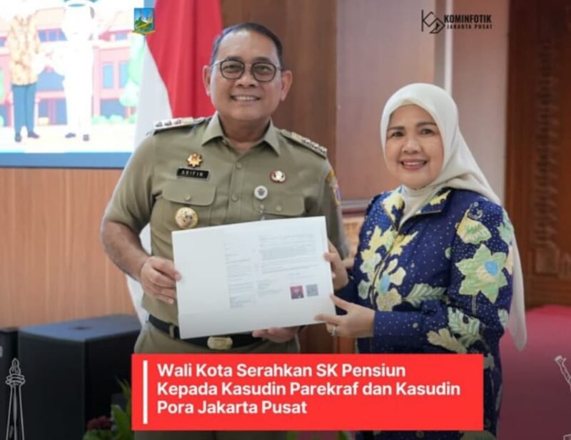 Foto: Wali Kota memberikan SK Pensiun kepada Kasudin Parekraf Jakpus Ibu Wiwik Satriani.