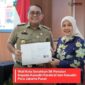 Foto: Wali Kota memberikan SK Pensiun kepada Kasudin Parekraf Jakpus Ibu Wiwik Satriani.