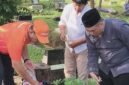 Foto: Wali Kota Jakpus Arifin Ziarah ke Makam Orang Tua, Ditemani Ketua Pokja PWI Wali Kota Jakpus Helmi AR.