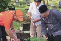 Foto: Wali Kota Jakpus Arifin Ziarah ke Makam Orang Tua, Ditemani Ketua Pokja PWI Wali Kota Jakpus Helmi AR.