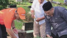 Foto: Wali Kota Jakpus Arifin Ziarah ke Makam Orang Tua, Ditemani Ketua Pokja PWI Wali Kota Jakpus Helmi AR.