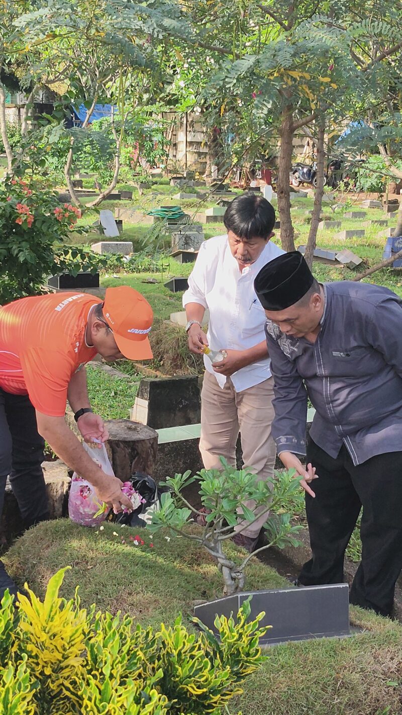 Foto: Wali Kota Jakpus Arifin Ziarah ke Makam Orang Tua, Ditemani Ketua Pokja PWI Wali Kota Jakpus Helmi AR.