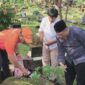 Foto: Wali Kota Jakpus Arifin Ziarah ke Makam Orang Tua, Ditemani Ketua Pokja PWI Wali Kota Jakpus Helmi AR.