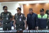 Foto: Kasatpol PP Jakarta Pusat Tumbur Parluhutan Purba (tengah) bersama jajarannya menunjukkan barang bukti hasil operasi penertiban di kawasan Tanah Abang, Jakarta Pusat, Senin (27/10/2025).