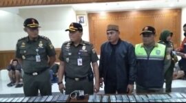 Foto: Kasatpol PP Jakarta Pusat Tumbur Parluhutan Purba (tengah) bersama jajarannya menunjukkan barang bukti hasil operasi penertiban di kawasan Tanah Abang, Jakarta Pusat, Senin (27/10/2025).