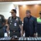 Foto: Kasatpol PP Jakarta Pusat Tumbur Parluhutan Purba (tengah) bersama jajarannya menunjukkan barang bukti hasil operasi penertiban di kawasan Tanah Abang, Jakarta Pusat, Senin (27/10/2025).