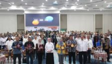 Foto: Ketua Umum KADIN DKI Jakarta Hj. Diana Dewi bersama jajaran narasumber dan peserta berfoto bersama usai Seminar Nasional bertema “Strategi Efektif Mengikuti Pengadaan pada Lembaga Pemerintah dan BUMN Melalui Metode e-Purchasing dengan e-Katalog Versi 6.0” yang digelar di Gedung Dinas Teknis Jatibaru, Jakarta Pusat, Kamis (30/10/2025).