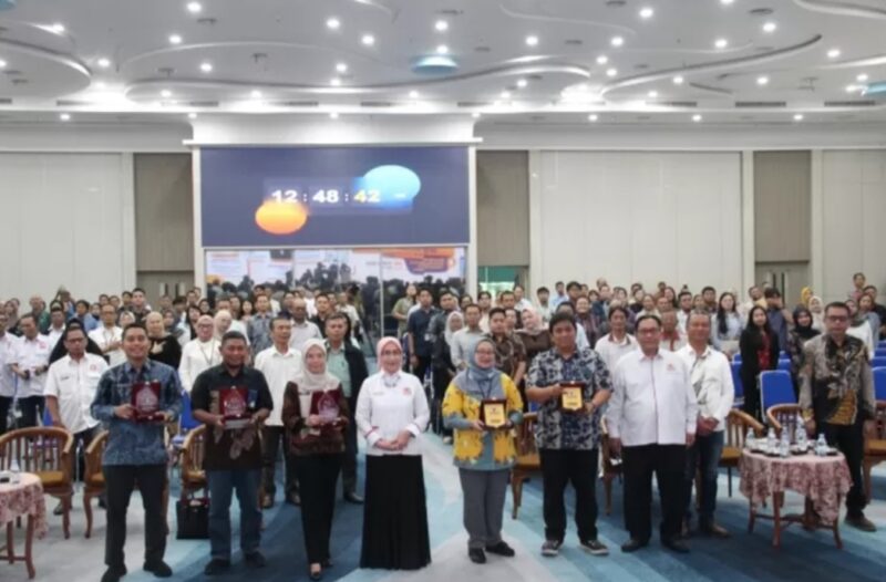 Foto: Ketua Umum KADIN DKI Jakarta Hj. Diana Dewi bersama jajaran narasumber dan peserta berfoto bersama usai Seminar Nasional bertema “Strategi Efektif Mengikuti Pengadaan pada Lembaga Pemerintah dan BUMN Melalui Metode e-Purchasing dengan e-Katalog Versi 6.0” yang digelar di Gedung Dinas Teknis Jatibaru, Jakarta Pusat, Kamis (30/10/2025).