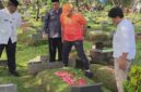 Foto: Wali Kota Jakpus Arifin Ziarah ke Makam Orang Tua, Ditemani Ketua Pokja PWI Wali Kota Jakpus Helmi AR.