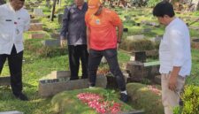 Foto: Wali Kota Jakpus Arifin Ziarah ke Makam Orang Tua, Ditemani Ketua Pokja PWI Wali Kota Jakpus Helmi AR.