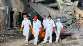 Foto: Tim SAR Gabungan saat Membawa Kantong Berisi Jenazah Korban Insiden Ambruknya Mushala Pondok Pesantren (Ponpes) Al Khoziny, Sidoarjo, Jawa Timur, Senin (6/10/2025). (Dok-BNPB)
