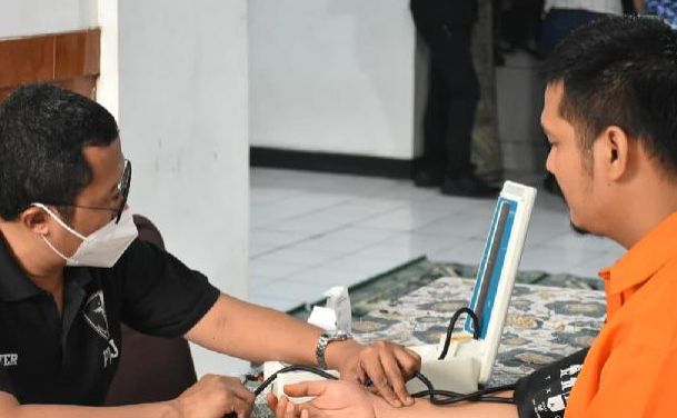 Foto: Aktivis Gejayan Memanggil Syahdan Husein menjalani cek kesehatan di Bidang Kedokteran dan Kesehatan Polda Metro Jaya. (Dok-Polda Metro Jaya)