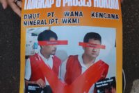 Foto: Salahsatu Pengunjuk Rasa Membawa Poster bertuliskan Tangkap dan Proses Hukum Dirut PT. Wana Kencana Mineral (PT WKM) didepan Pengadilan Negeri Jakarta Pusat, Rabu (8/10)2025). (Dok-Okj/Fahmy)