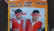 Foto: Salahsatu Pengunjuk Rasa Membawa Poster bertuliskan Tangkap dan Proses Hukum Dirut PT. Wana Kencana Mineral (PT WKM) didepan Pengadilan Negeri Jakarta Pusat, Rabu (8/10)2025). (Dok-Okj/Fahmy)