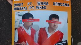 Foto: Salahsatu Pengunjuk Rasa Membawa Poster bertuliskan Tangkap dan Proses Hukum Dirut PT. Wana Kencana Mineral (PT WKM) didepan Pengadilan Negeri Jakarta Pusat, Rabu (8/10)2025). (Dok-Okj/Fahmy)
