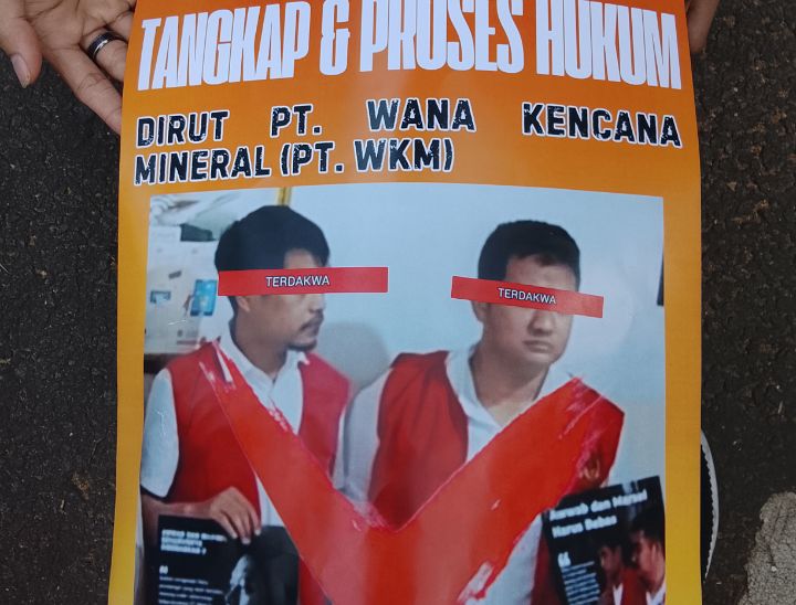 Foto: Salahsatu Pengunjuk Rasa Membawa Poster bertuliskan Tangkap dan Proses Hukum Dirut PT. Wana Kencana Mineral (PT WKM) didepan Pengadilan Negeri Jakarta Pusat, Rabu (8/10)2025). (Dok-Okj/Fahmy)