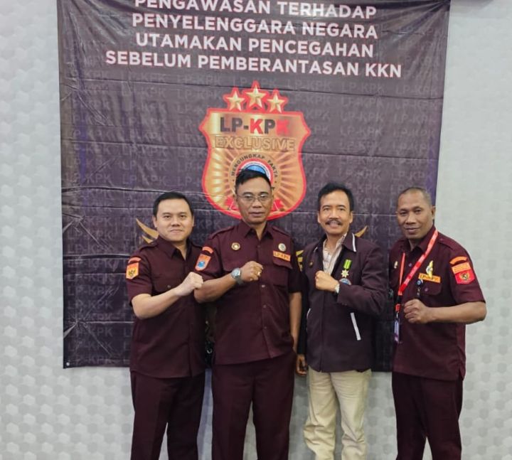 Foto: Amirul S. Piola, SH, secara resmi mengukuhkan Nanda Almer Ronny Putra sebagai Kepala Satuan Intelijen LP-KPK Nasional, dalam upacara khidmat yang digelar di Hotel Karawang Indah, Jawa Barat, Minggu (14/9/2025). (Dok-Istimewa)