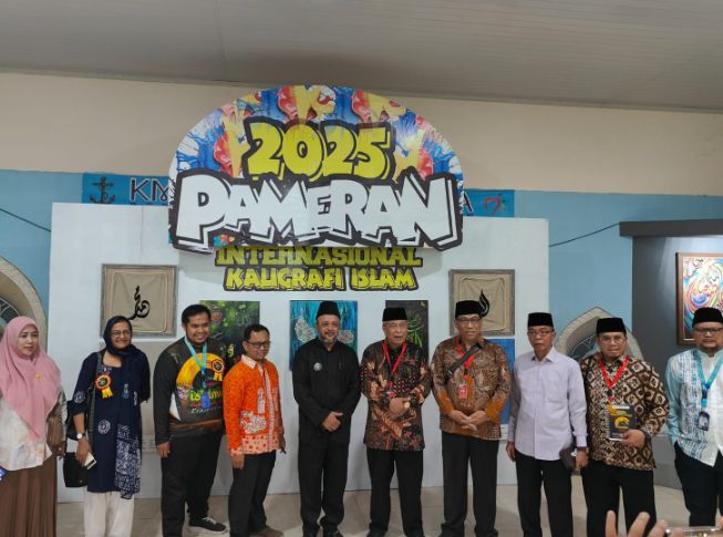 Foto: Pameran Internasional Kaligrafi Islam 2025 resmi dibuka dan menjadi salah satu agenda istimewa dalam rangkaian Seleksi Tilawatil Qur’an dan Hadis (STQH) Nasional ke-28. Acara bergengsi ini menghadirkan lebih dari 200 karya kaligrafi dari 50 negara, menjadikan Kendari pusat perhatian dunia Islam selama sepekan ke depan, di Gedung UPTD Museum dan Taman Budaya Sulawesi Tenggara (Sultra). (Dok-Istimewa)