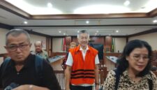 Foto: Presiden Direktur PT Caturkarsa Megatunggal sekaligus Komisaris Utama PT Petro Energy, Jimmy Masrin usai Jalani Sidang di Pengadilan Negeri Jakarta Pusat, Senin (13/10/2025). (Dok-Okj/Fahmy Nurdin)