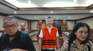 Foto: Presiden Direktur PT Caturkarsa Megatunggal sekaligus Komisaris Utama PT Petro Energy, Jimmy Masrin usai Jalani Sidang di Pengadilan Negeri Jakarta Pusat, Senin (13/10/2025). (Dok-Okj/Fahmy Nurdin)