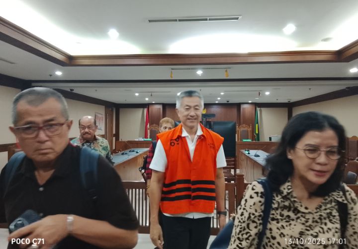 Foto: Presiden Direktur PT Caturkarsa Megatunggal sekaligus Komisaris Utama PT Petro Energy, Jimmy Masrin usai Jalani Sidang di Pengadilan Negeri Jakarta Pusat, Senin (13/10/2025). (Dok-Okj/Fahmy Nurdin)
