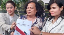 Foto: Deolipa Yumara, Kuasa Hukum Mayjen TNI (Purn) Adam Rachmat Damiri usai Menyerahkan PK di Pengadilan Negeri Jakarta Pusat, Kamis (16/10/2025). (Dok-Istimewa)