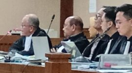 Foto: Kuasa hukum terdakwa, Dr. Soesilo Aribowo, S.H., M.H., selaku pembela Direktur Utama PT ASDP Indonesia Ferry (Persero) Ira Puspa Dewi dan kawan-kawan (kedua-kiri), saat Sidang, Kamis (16/10/2025). (Dok-Okj/Fahmy Nurdin)