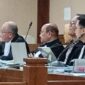 Foto: Kuasa hukum terdakwa, Dr. Soesilo Aribowo, S.H., M.H., selaku pembela Direktur Utama PT ASDP Indonesia Ferry (Persero) Ira Puspa Dewi dan kawan-kawan (kedua-kiri), saat Sidang, Kamis (16/10/2025). (Dok-Okj/Fahmy Nurdin)